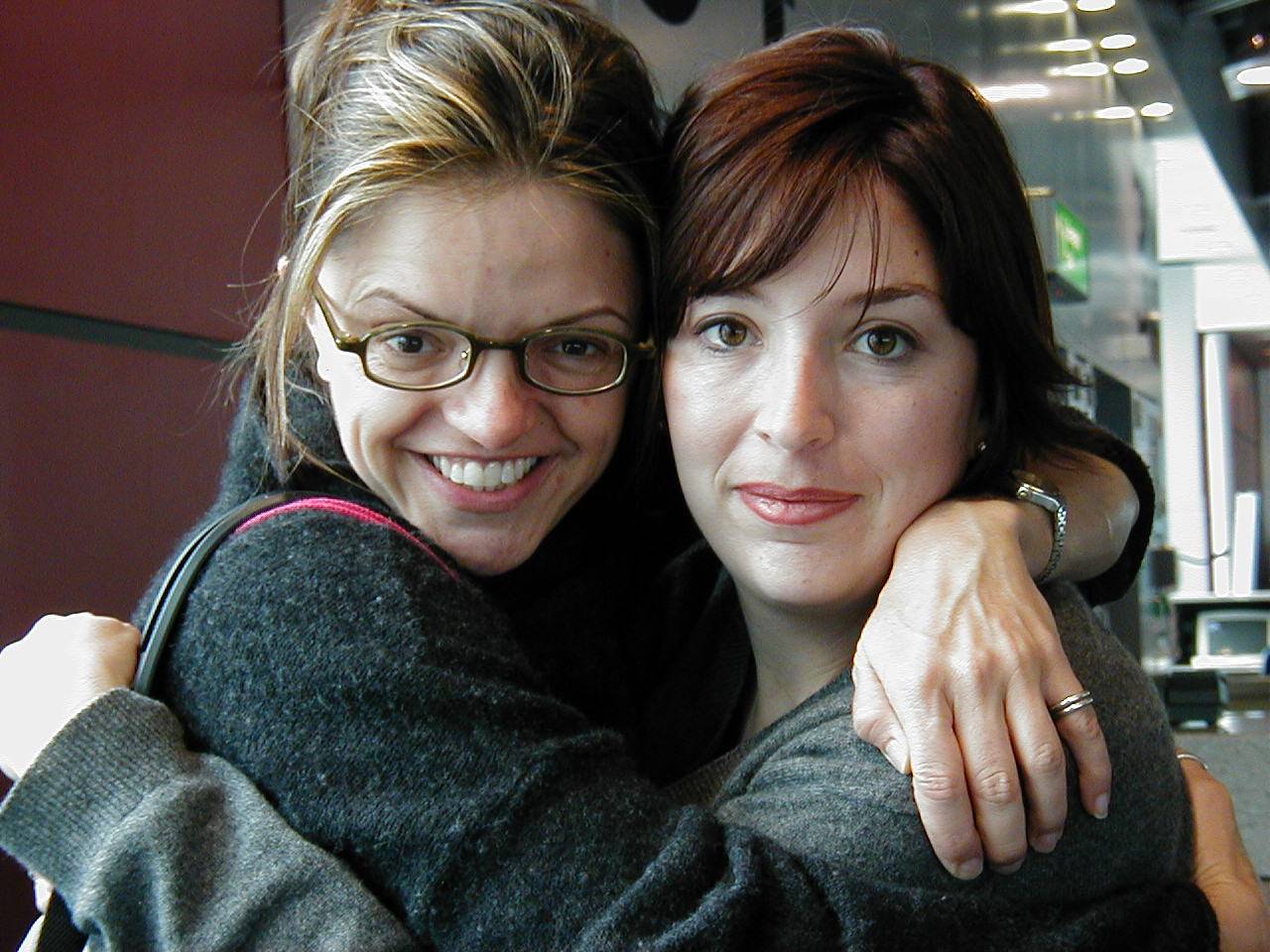 Jessica and Kristina landing at Heathrow...