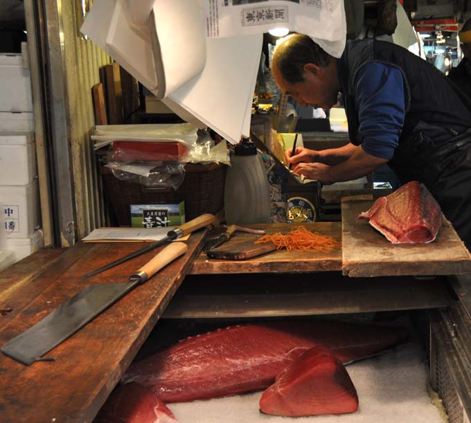 Post image for A Tale of Two Breakfasts in Tokyo’s Tsukiji Fish Market