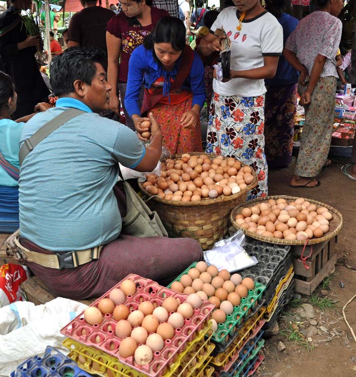 Market on Inle Lake (17)