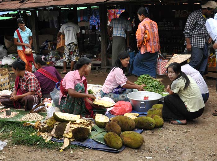 Market on Inle Lake (14)