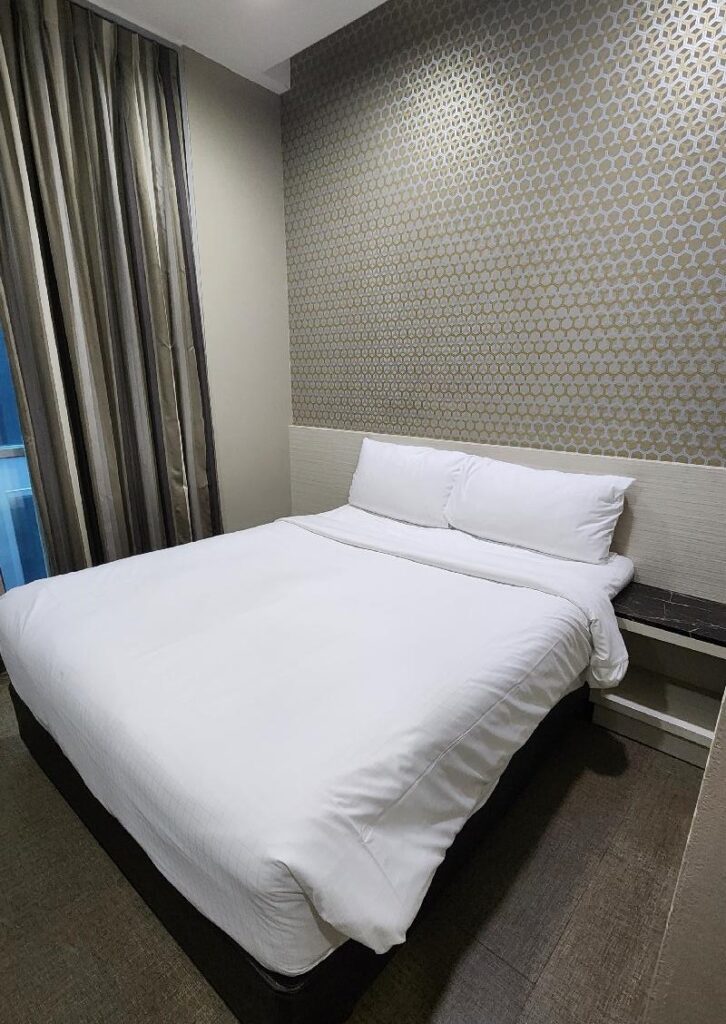 V Hotel Bencoolen bed
